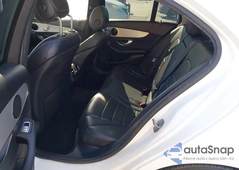 2016 Mercedes-Benz C 300 z USA, uszkodzony, nr VIN 55SWF4JB2GU164490